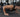 Image d'un homme qui fait des pompes dans une salle de sport.