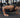 Image d'un homme qui fait des pompes dans une salle de sport.