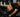 Homme musclé à la salle de sport qui fait de la presse à cuisse pour muscler ses quadriceps.